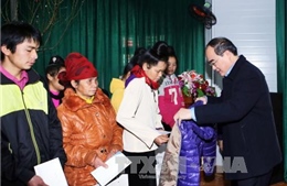 Chủ tịch Mặt trận Tổ quốc tặng quà Tết tại Sơn La 